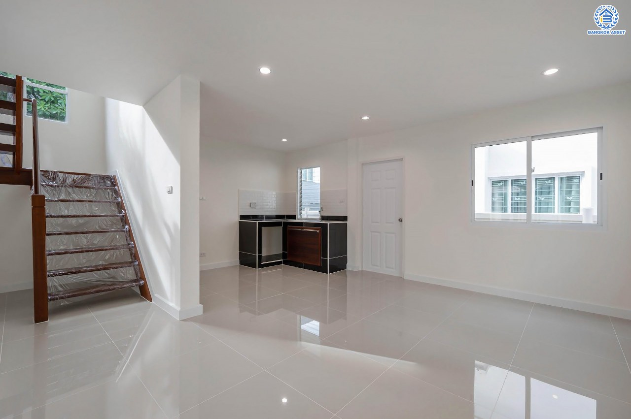 บ้านมือสองตกแต่งใหม่ โครงการ ชวนชื่นโมดัส ราชพฤกษ์-ท่าอิฐ เนื้อที่กว่า 57.8 ตร.ว. พร้อมฟังก์ชัน 3 ห้องนอน 2 ห้องน้ำ จอดรถได้ 2 คัน บนทำเลศักยภาพ เชื่อมต่อถนนรัตนาธิเบศร์ และถนนราชพฤกษ์ ทำเลใจกลาง 2 เซ็นทรัล ใกล้รถไฟฟ้า "สถานีบางรักน้อยท่าอิฐ"